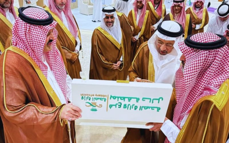 أمير حائل يزور جناح الصحة بالمنتدى