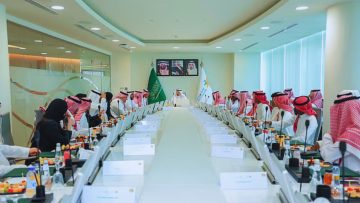 وزير الموارد البشرية يستقبل خريجي برنامج “إخاء” التأهيلي