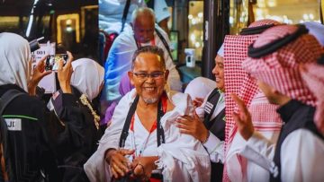 وصول أول وفد من حجاج ماليزيا إلى مكة والمدينة