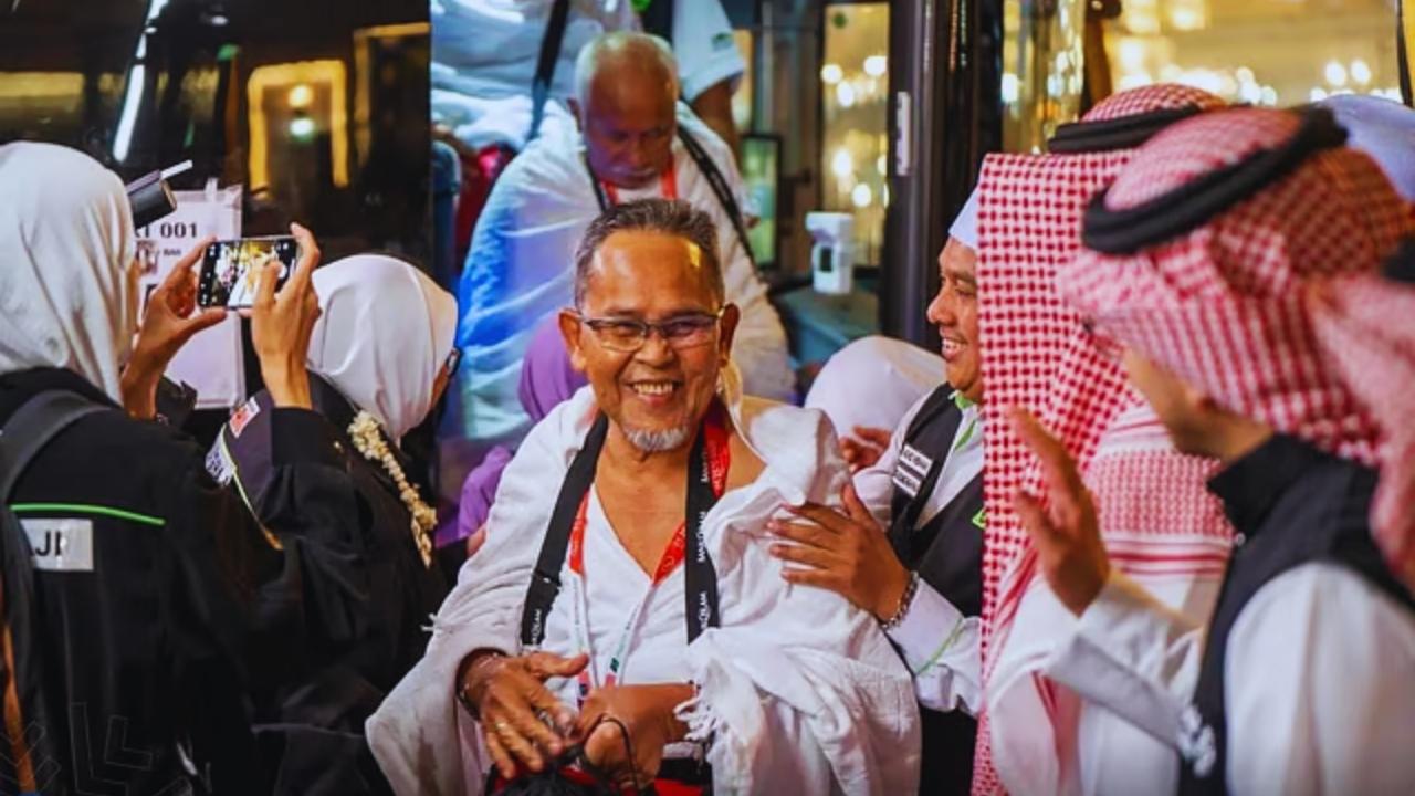 وصول أول وفد من حجاج ماليزيا إلى مكة والمدينة 5 وصول أول وفد من حجاج ماليزيا إلى مكة والمدينة
