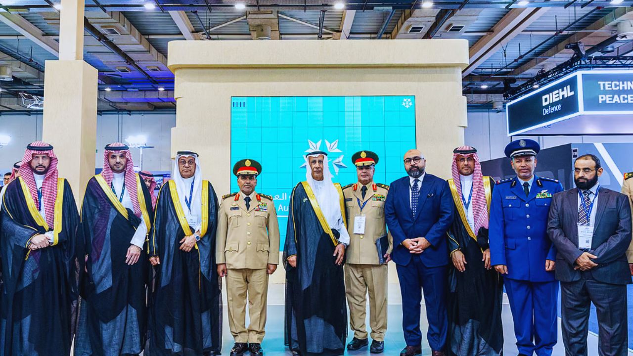 وفد سعودي يفتتح جناح المملكة في معرض الدفاع الدولي 5 وفد سعودي يفتتح جناح المملكة في معرض الدفاع الدولي