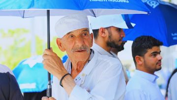 تجمع المدينة الصحي يوزع 5 آلاف مظلة لحماية الحجاج