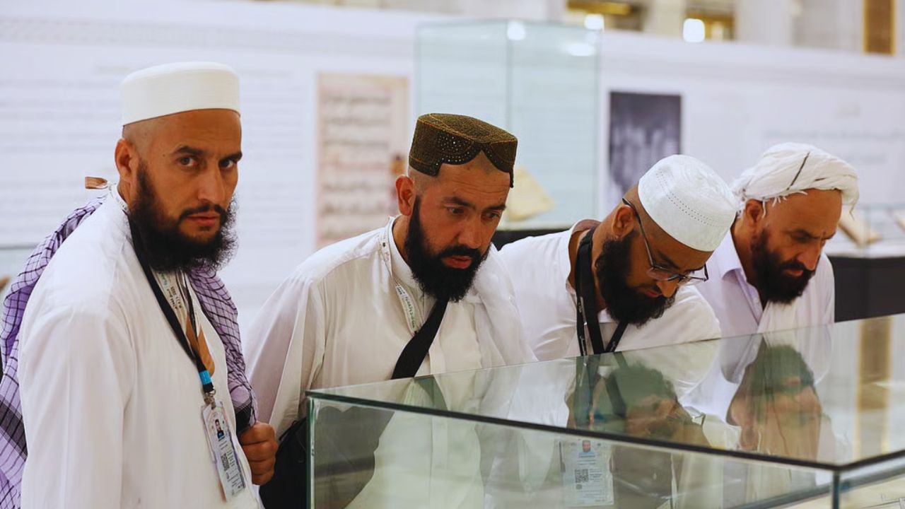 السديس يدشن معرض "توعية وإثراء" في المسجد الحرام 5 السديس يدشن معرض “توعية وإثراء” في المسجد الحرام