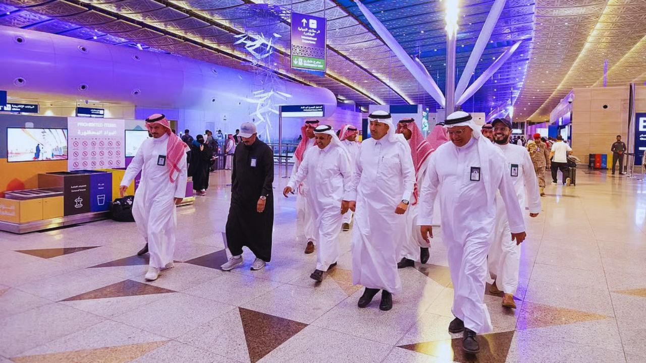 وزير النقل يتفقد جاهزية مطار جدة لاستقبال مغادرة الحجاج 5 وزير النقل يتفقد جاهزية مطار جدة لاستقبال مغادرة الحجاج