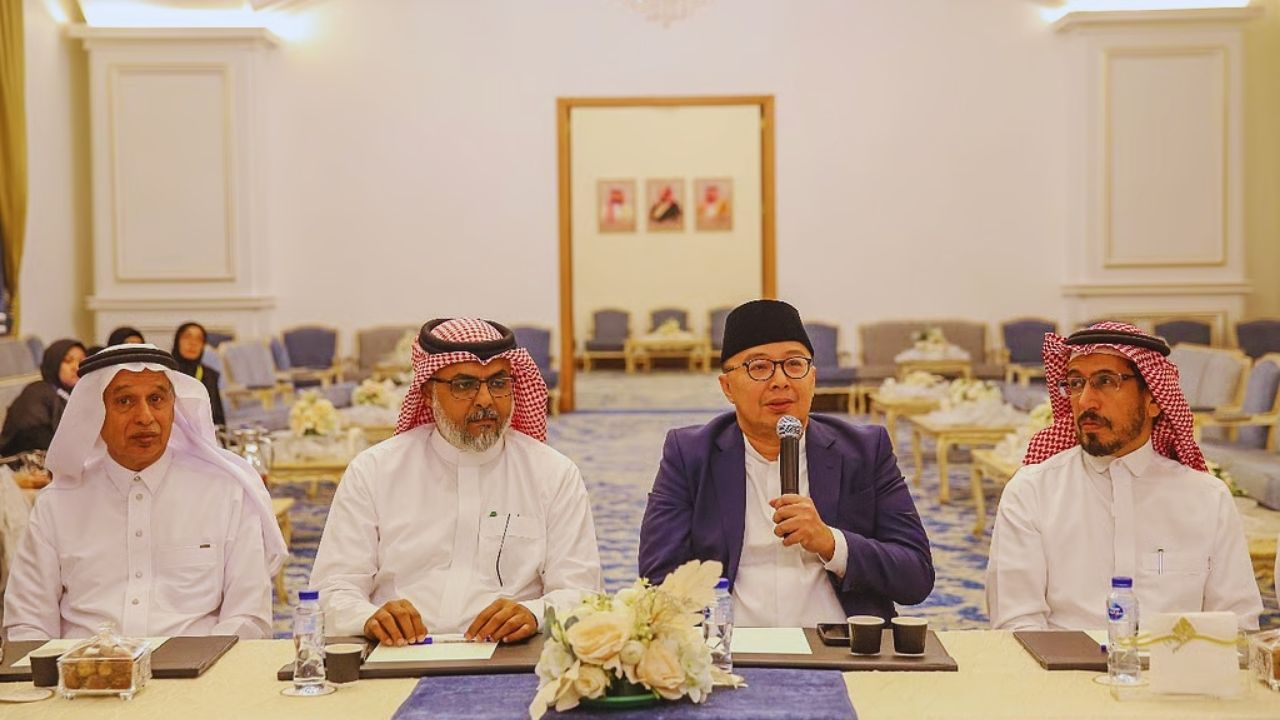 وفد إندونيسي يناقش فرص الاستثمار السياحي مع أمانة الطائف 5 وفد إندونيسي يناقش فرص الاستثمار السياحي مع أمانة الطائف