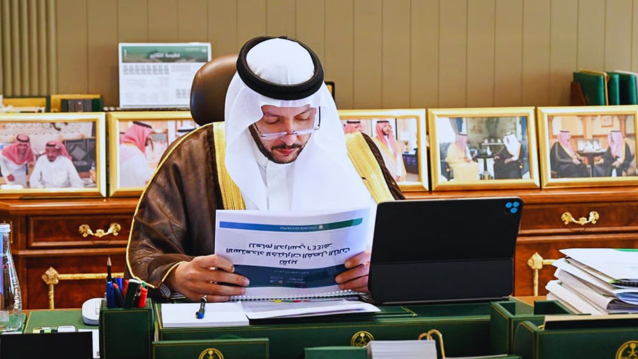 محافظ الطائف يناقش مع مدير التعليم سير لجان الاختبارات 5 محافظ الطائف يناقش مع مدير التعليم سير لجان الاختبارات