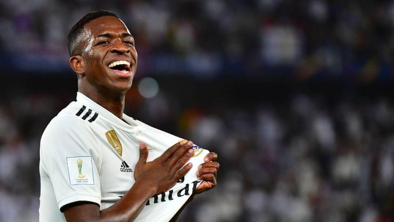 فينيسيوس يرد رسميًا على عرض الأهلي السعودي